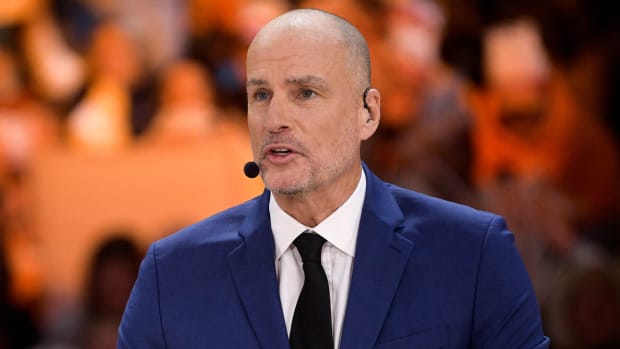 ESPN’s Jay Bilas speaks before a Tennessee vs. Texas game in 2023.